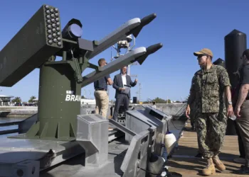Sistema de lanzamiento de misiles o cohetes SNC BRAVE montado en una plataforma naval o muelle, con personal militar observando (incluyendo Marines). Créditos: U.S. Naval Forces Southern Command and U.S. 4th Fleet.