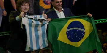El presidente Javier Milei criticó a su par de Brasil, Luiz Inácio "Lula" da Silva, al afirmar que el país vecino posee el factor del “Riesgo Lula”. Créditos: Tendencia de Noticias.