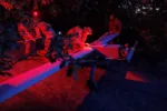 Miembros de la compañía Sparta del 422.º Regimiento de Sistemas No Tripulados de las Fuerzas Armadas de Ucrania preparan un dron de ataque para su vuelo mientras trabajan en una posición cercana a la línea del frente, en un lugar no revelado del sur de Ucrania, en una fecha no revelada de 2026. Créditos: Valentyn Ogirenko.