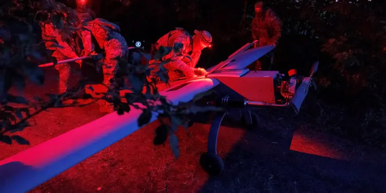 Miembros de la compañía Sparta del 422.º Regimiento de Sistemas No Tripulados de las Fuerzas Armadas de Ucrania preparan un dron de ataque para su vuelo mientras trabajan en una posición cercana a la línea del frente, en un lugar no revelado del sur de Ucrania, en una fecha no revelada de 2026. Créditos: Valentyn Ogirenko.