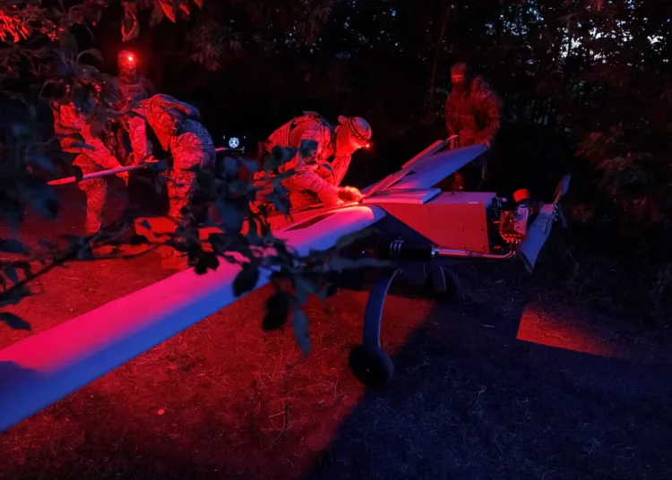 Miembros de la compañía Sparta del 422.º Regimiento de Sistemas No Tripulados de las Fuerzas Armadas de Ucrania preparan un dron de ataque para su vuelo mientras trabajan en una posición cercana a la línea del frente, en un lugar no revelado del sur de Ucrania, en una fecha no revelada de 2026. Créditos: Valentyn Ogirenko.