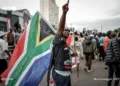 La policía sudafricana en ciudades como Johannesburgo, Durban y Ciudad del Cabo el 30 de junio de 2026 para prevenir violencia y saqueos ante el plazo. Créditos: AFP.