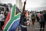 La policía sudafricana en ciudades como Johannesburgo, Durban y Ciudad del Cabo el 30 de junio de 2026 para prevenir violencia y saqueos ante el plazo. Créditos: AFP.