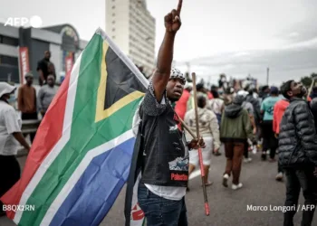 La policía sudafricana en ciudades como Johannesburgo, Durban y Ciudad del Cabo el 30 de junio de 2026 para prevenir violencia y saqueos ante el plazo. Créditos: AFP.