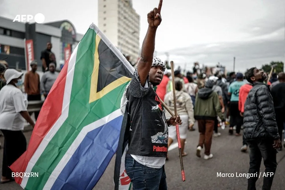 La policía sudafricana en ciudades como Johannesburgo, Durban y Ciudad del Cabo el 30 de junio de 2026 para prevenir violencia y saqueos ante el plazo. Créditos: AFP.