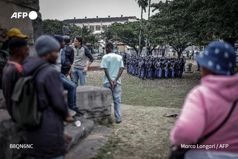 Miles de migrantes, principalmente de Zimbabue, Malaui y Mozambique, han huido o se preparan para la repatriación por temor a ataques, en medio de protestas organizadas por movimientos como March and March que exigen deportaciones masivas. Créditos: AFP.