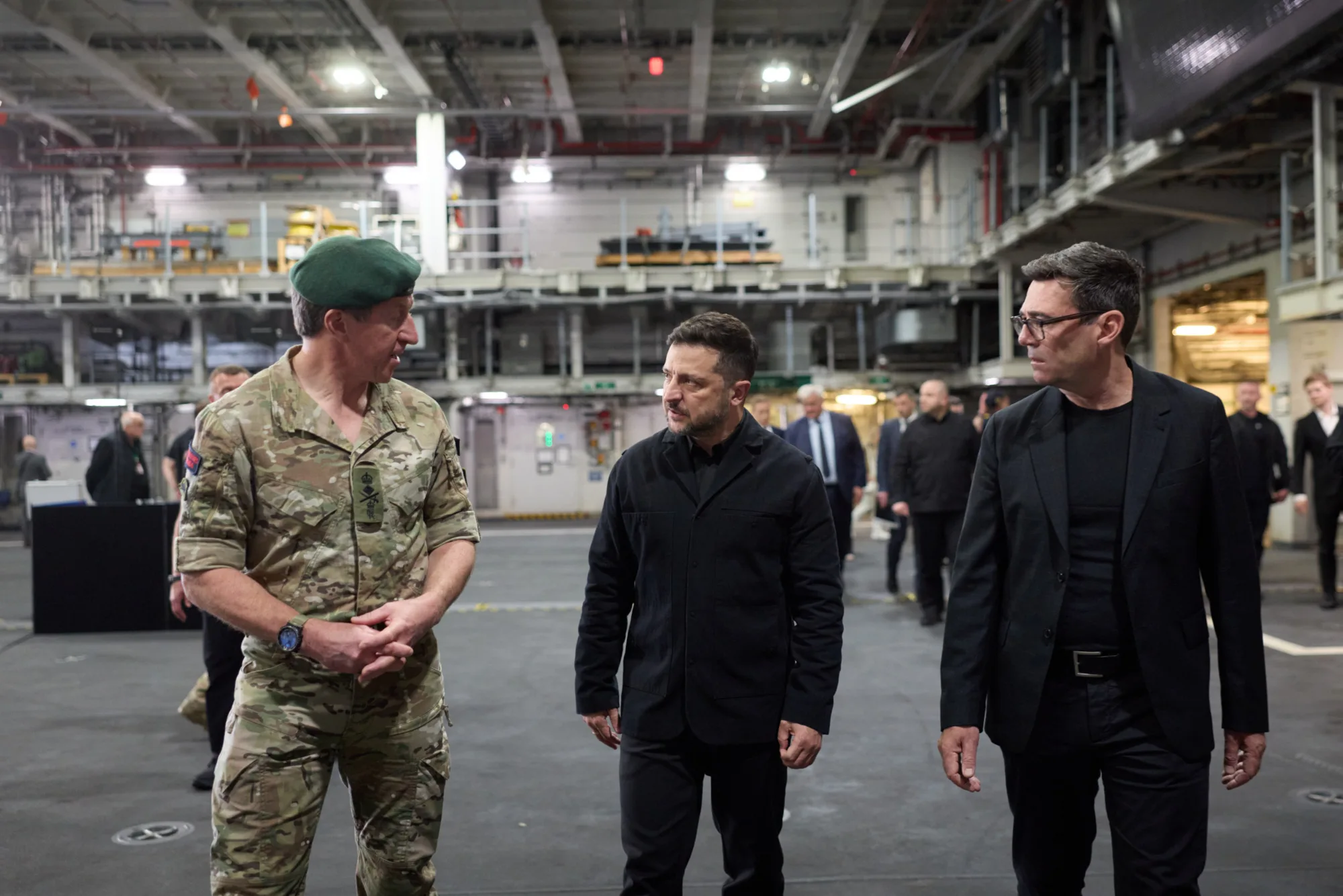 Andy Burnham junto a Volodymyr Zelenskyy a bordo del portaaviones HMS Queen Elizabeth en la base naval de Portsmouth. Créditos: Volodymyr Zelenskyy.