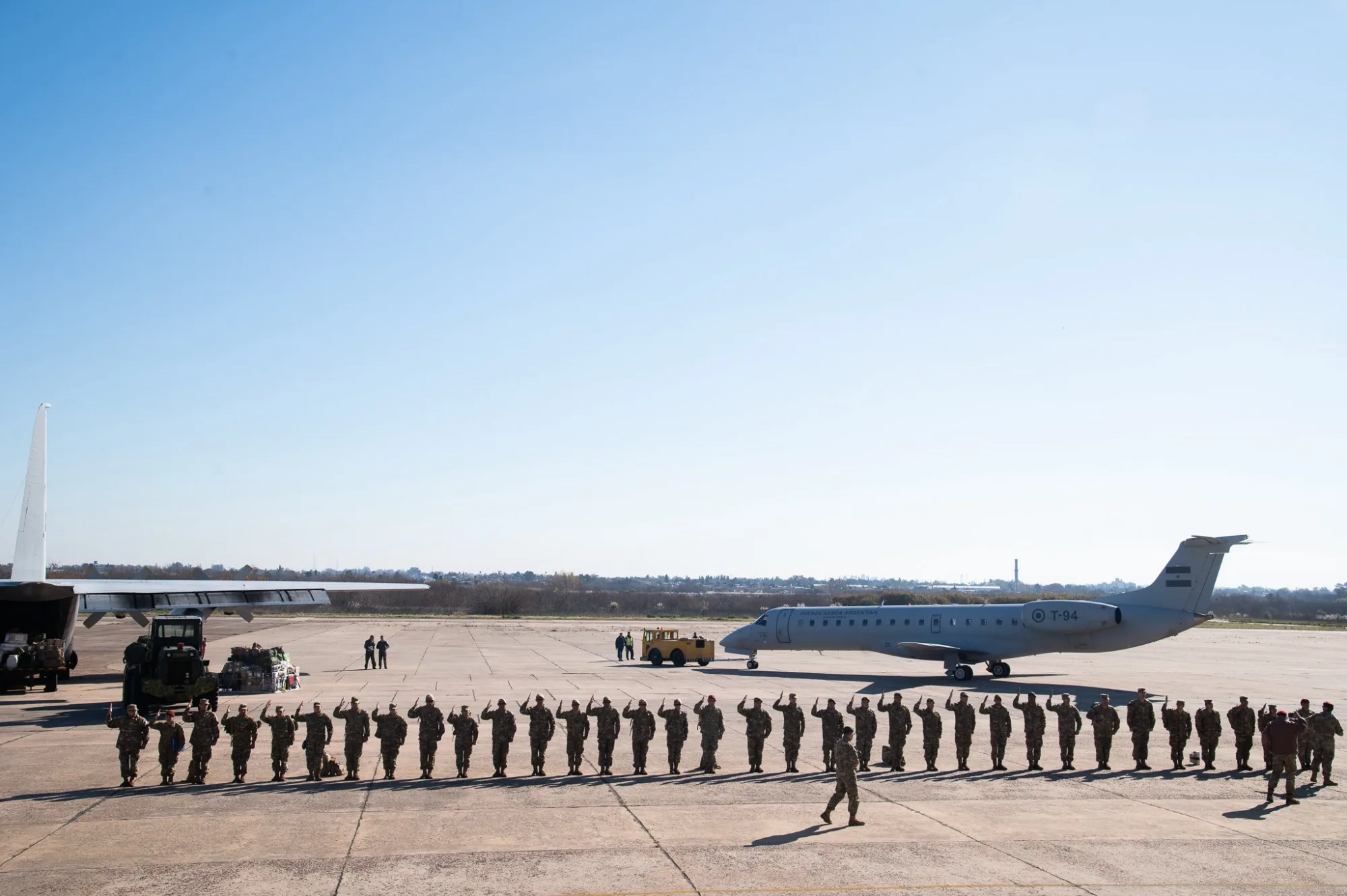 Despliegue de un Hércules C-130 y un Embraer de la Fuerza Aérea con personal de las tres fuerzas armadas y equipamiento especializado rumbo a Venezuela, bajo la conducción del ministro Carlos Presti. Créditos: Ministerio de Defensa de Argentina.