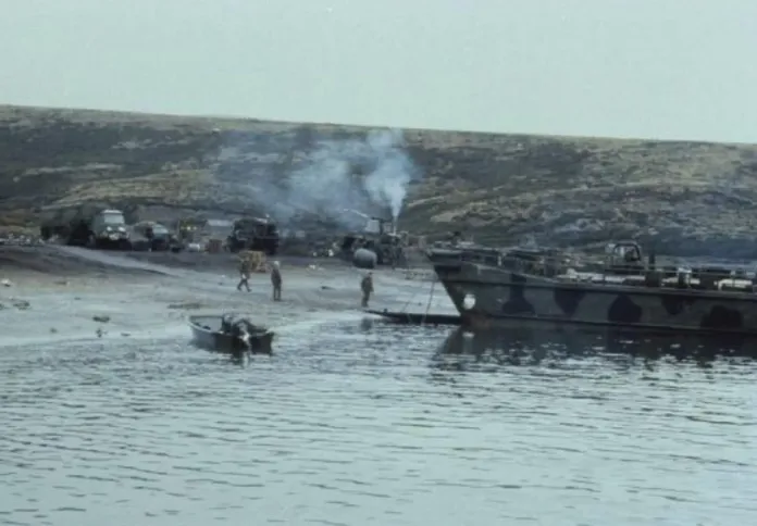 Operación Sutton. Ajax Bay