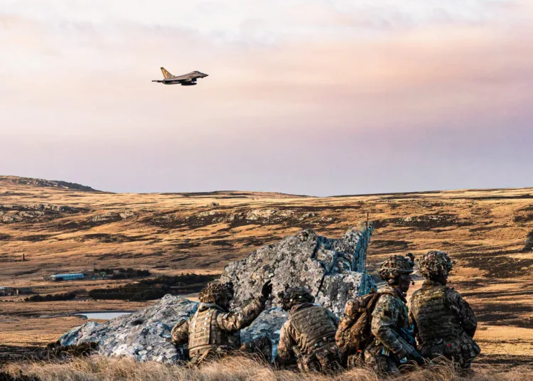 Ejercicios miliares del Reino Unido en las Islas Malvinas. Crédito: BFSAI