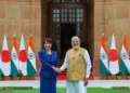 La primera ministra japonesa, Sanae Takaichi, y su homólogo indio, Narendra Modi, asisten a una rueda de prensa conjunta en la Casa Hyderabad en Nueva Delhi, India, el 2 de julio de 2026. Créditos: X (@narendramodi)