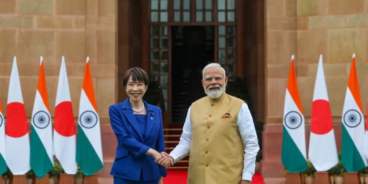 La primera ministra japonesa, Sanae Takaichi, y su homólogo indio, Narendra Modi, asisten a una rueda de prensa conjunta en la Casa Hyderabad en Nueva Delhi, India, el 2 de julio de 2026. Créditos: X (@narendramodi)