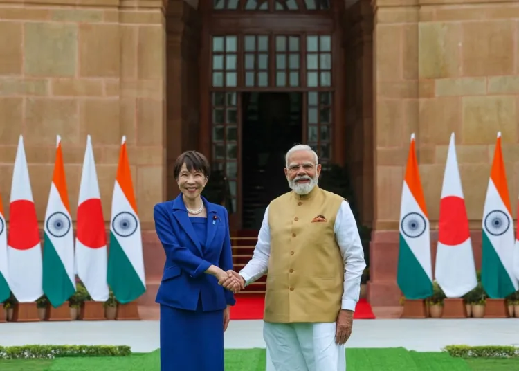 La primera ministra japonesa, Sanae Takaichi, y su homólogo indio, Narendra Modi, asisten a una rueda de prensa conjunta en la Casa Hyderabad en Nueva Delhi, India, el 2 de julio de 2026. Créditos: X (@narendramodi)