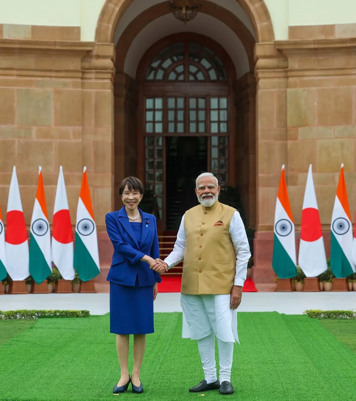 La primera ministra japonesa, Sanae Takaichi, y su homólogo indio, Narendra Modi, asisten a una rueda de prensa conjunta en la Casa Hyderabad en Nueva Delhi, India, el 2 de julio de 2026. Créditos: X (@narendramodi)