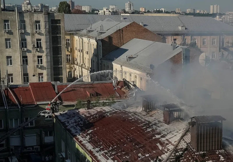 Los bomberos trabajan en el Instituto Palladin de Bioquímica, afectado por un ataque con misiles y drones rusos, en el marco de la invasión de Ucrania por parte de Rusia, en Kiev (Ucrania), el 2 de julio de 2026. Créditos: Anna Voitenko vía Reuters.