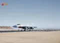 Entrenamiento de tripulaciones de engranajes de frenado de la Universidad de Aviación Naval del PLA, realizando un ciclo de recuperación con un caza J-15 en operaciones de cubierta de vuelo. Créditos: China Military Bugle.