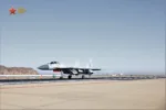 Entrenamiento de tripulaciones de engranajes de frenado de la Universidad de Aviación Naval del PLA, realizando un ciclo de recuperación con un caza J-15 en operaciones de cubierta de vuelo. Créditos: China Military Bugle.