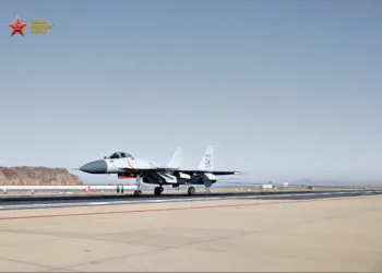 Entrenamiento de tripulaciones de engranajes de frenado de la Universidad de Aviación Naval del PLA, realizando un ciclo de recuperación con un caza J-15 en operaciones de cubierta de vuelo. Créditos: China Military Bugle.