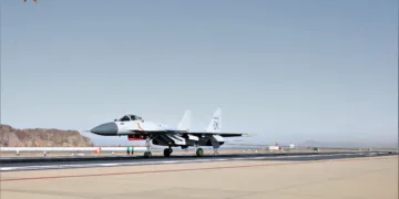 Entrenamiento de tripulaciones de engranajes de frenado de la Universidad de Aviación Naval del PLA, realizando un ciclo de recuperación con un caza J-15 en operaciones de cubierta de vuelo. Créditos: China Military Bugle.