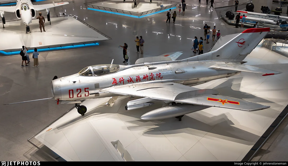 Shenyang J-6 (matrícula 025), en exhibición en el Museo Militar de la Revolución del Pueblo Chino. Créditos: Xiangyu Huang.
