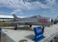 Primera exhibición pública de un J-6W UCAV en el Changchun Air Show, un caza J-6 (versión china del MiG-19) convertido en dron con equipo de control remoto visible en la cabina. Créditos: unwu Ci Weimian.