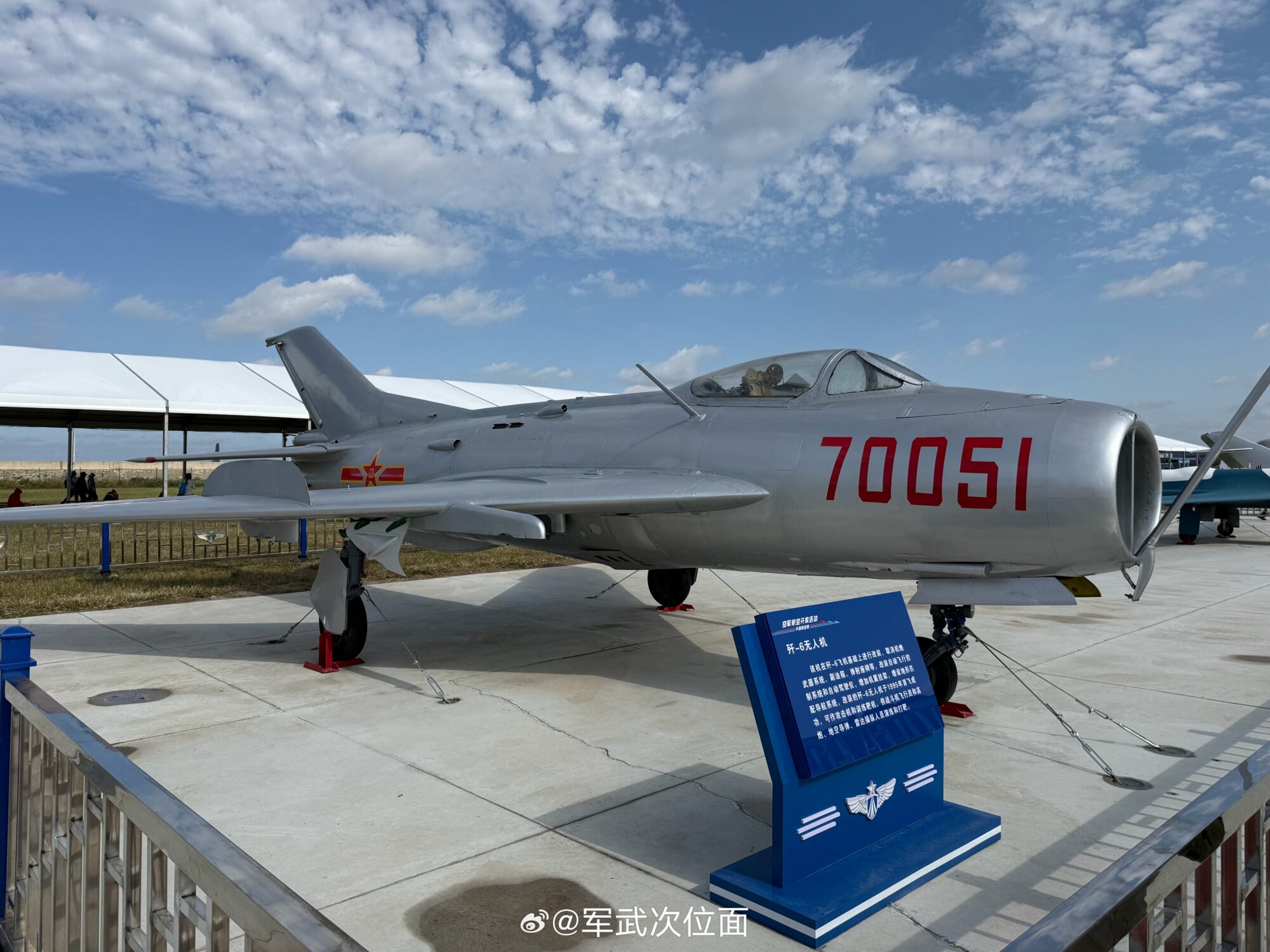 Primera exhibición pública de un J-6W UCAV en el Changchun Air Show, un caza J-6 (versión china del MiG-19) convertido en dron con equipo de control remoto visible en la cabina. Créditos: unwu Ci Weimian.