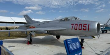 Primera exhibición pública de un J-6W UCAV en el Changchun Air Show, un caza J-6 (versión china del MiG-19) convertido en dron con equipo de control remoto visible en la cabina. Créditos: unwu Ci Weimian.