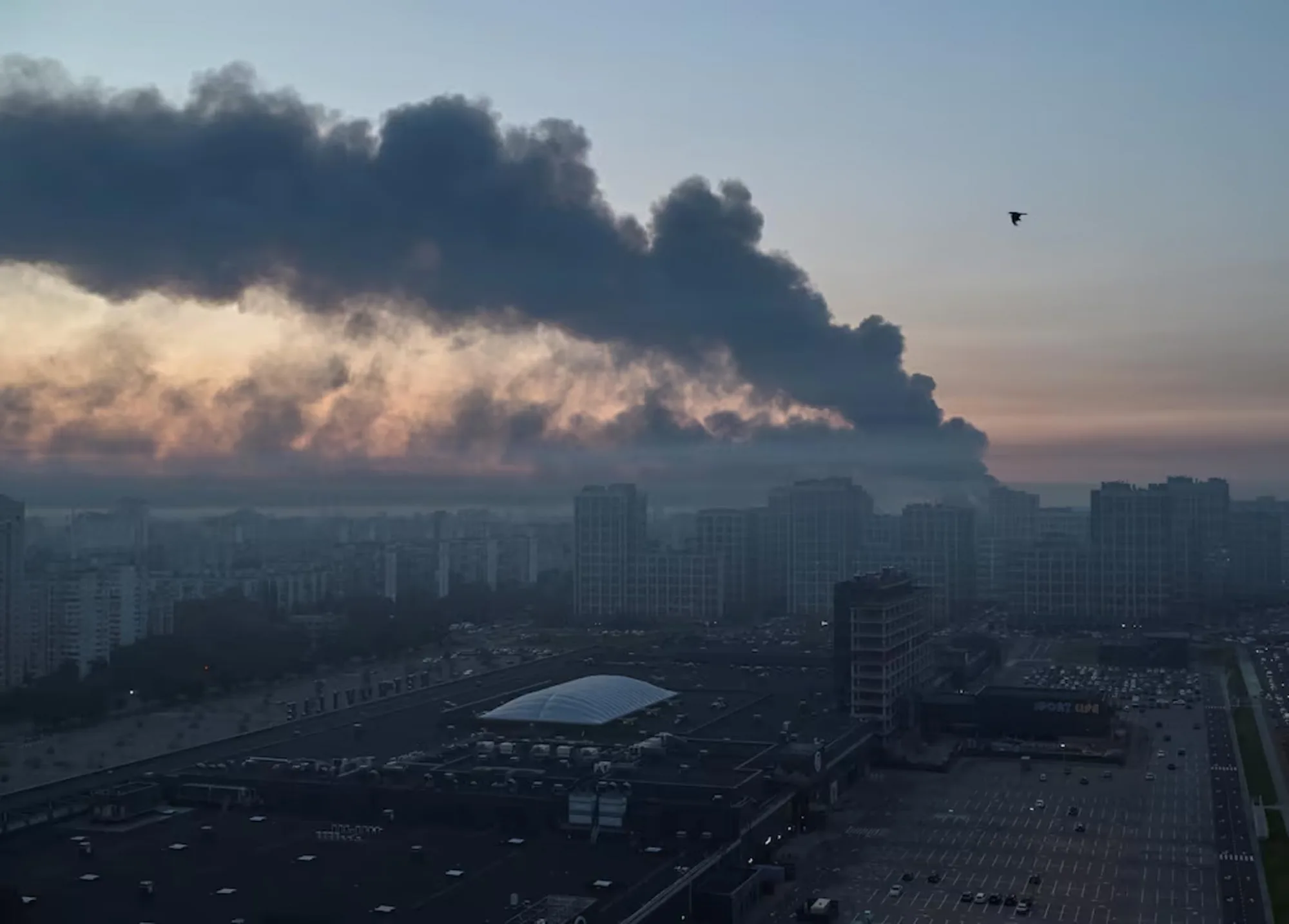 El humo se eleva sobre la ciudad tras un ataque con misiles y drones rusos, en el marco de la ofensiva de Rusia contra Ucrania, en Kiev (Ucrania), el 2 de julio de 2026. Créditos: Viacheslav Ratynskyi vía Reuters.