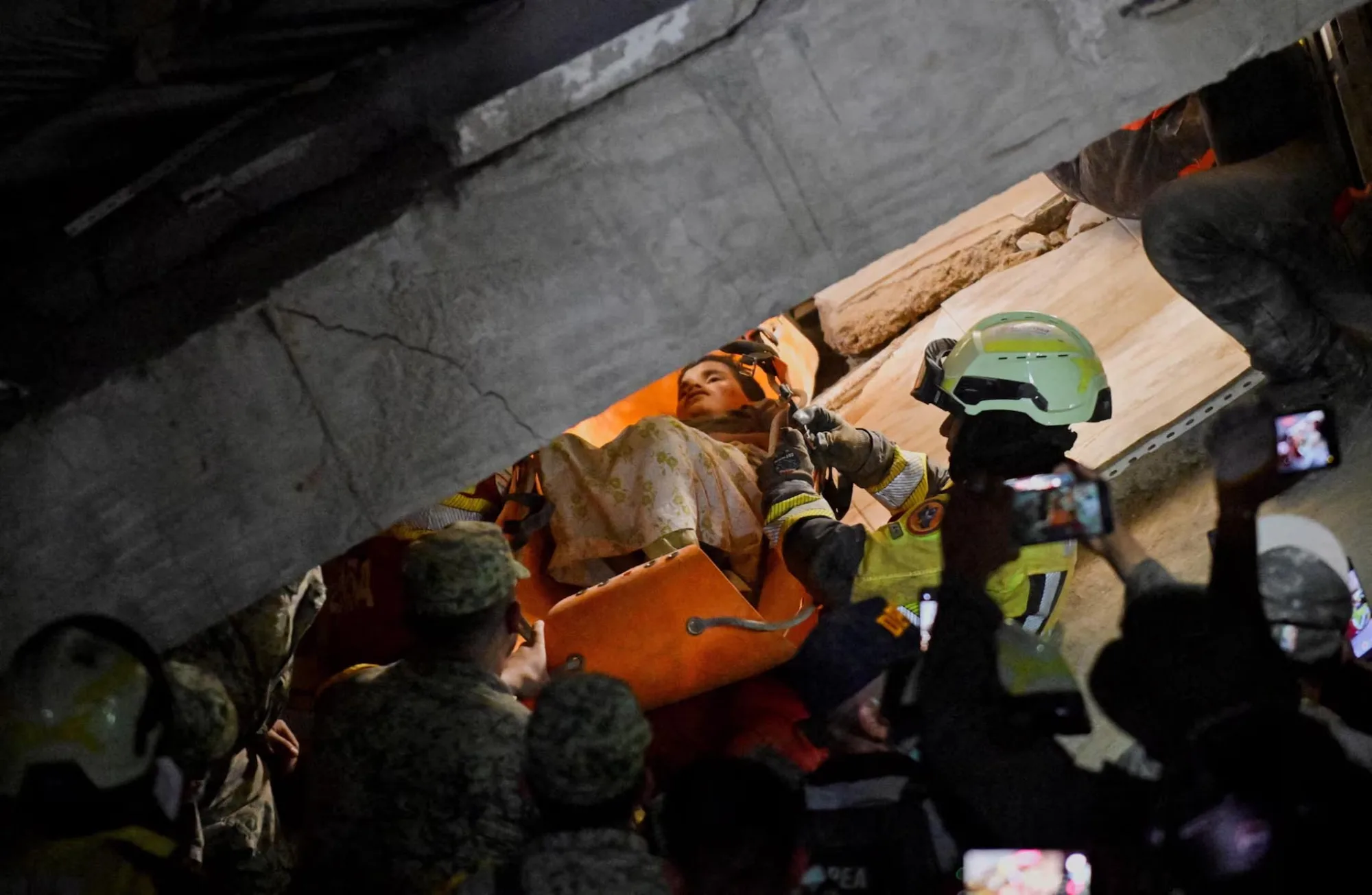 Jhonquer Cerpas, de 13 años, es rescatado por la brigada mexicana durante las labores de rescate en La Guaira, Venezuela, el 27 de junio. Créditos: Reuters.