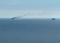 Un buque civil está en llamas, ya que el portavoz de la marina ucraniana informó de un ataque militar ruso contra un buque civil, en medio del ataque ruso a Ucrania, cerca del puerto del Mar Negro de Odesa, Ucrania, el 14 de julio de 2026. Foto tomada con un teléfono móvil. Créditos: REUTERS/Victor Sayenko