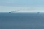 Un buque civil está en llamas, ya que el portavoz de la marina ucraniana informó de un ataque militar ruso contra un buque civil, en medio del ataque ruso a Ucrania, cerca del puerto del Mar Negro de Odesa, Ucrania, el 14 de julio de 2026. Foto tomada con un teléfono móvil. Créditos: REUTERS/Victor Sayenko