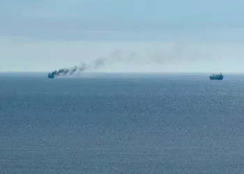 Un buque civil está en llamas, ya que el portavoz de la marina ucraniana informó de un ataque militar ruso contra un buque civil, en medio del ataque ruso a Ucrania, cerca del puerto del Mar Negro de Odesa, Ucrania, el 14 de julio de 2026. Foto tomada con un teléfono móvil. Créditos: REUTERS/Victor Sayenko