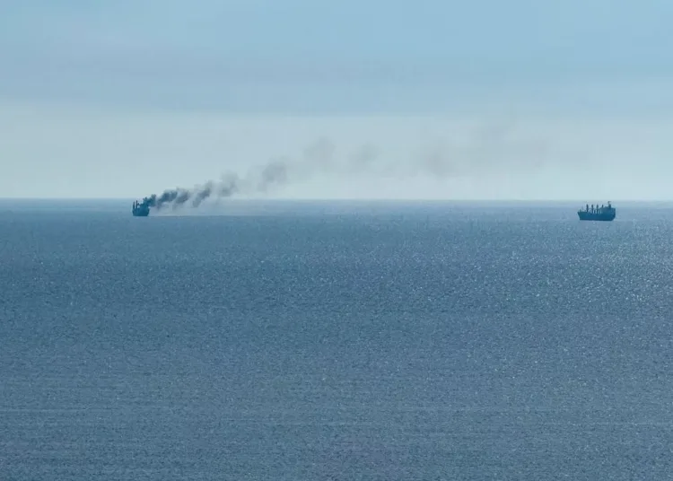 Un buque civil está en llamas, ya que el portavoz de la marina ucraniana informó de un ataque militar ruso contra un buque civil, en medio del ataque ruso a Ucrania, cerca del puerto del Mar Negro de Odesa, Ucrania, el 14 de julio de 2026. Foto tomada con un teléfono móvil. Créditos: REUTERS/Victor Sayenko