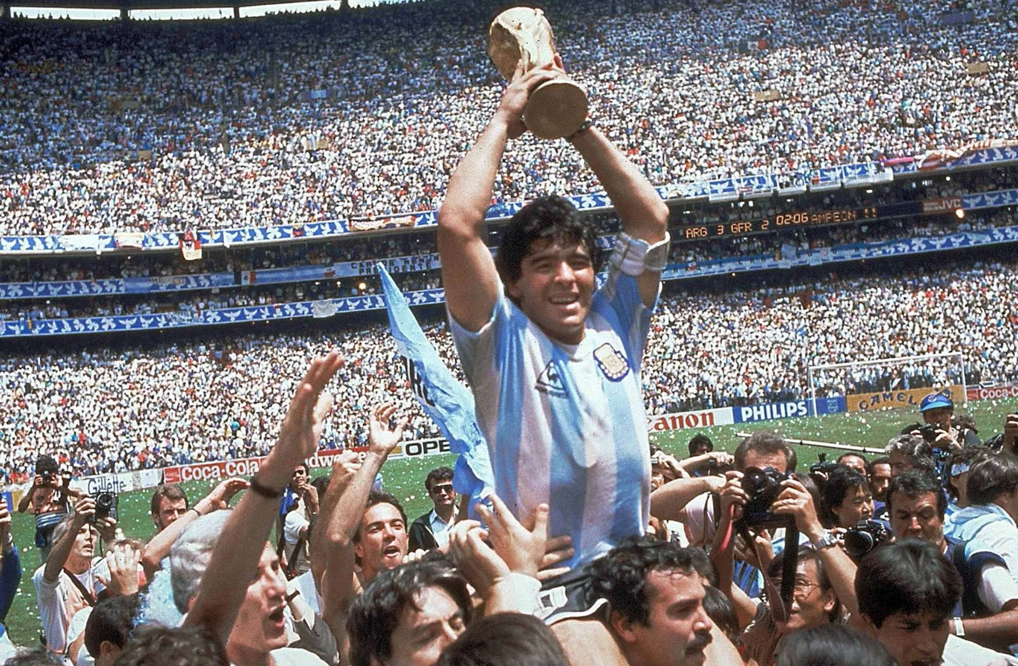 Diego Armando Maradona levanta la copa del mundo en el mundial 1986.