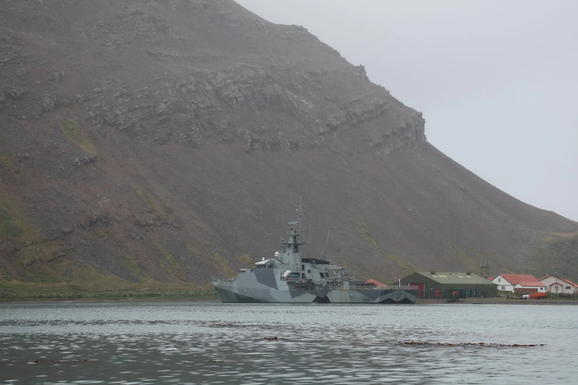 HMS Medway, patrullero offshore de la Royal Navy, en su despliegue en el Atlántico Sur. Créditos: HMS Medway.