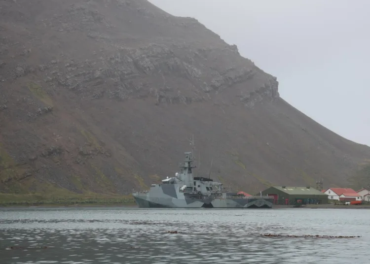 HMS Medway, patrullero offshore de la Royal Navy, en su despliegue en el Atlántico Sur. Créditos: HMS Medway.