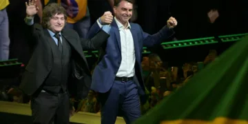 El presidente Javier Milei participó del lanzamiento oficial de Flávio Bolsonaro como candidato presidencial en Brasil. Desde San Pablo, Milei dijo que Brasil todavía “no vivió las consecuencias más nefastas y profundas” de los gobiernos del Partido de los Trabajadores (PT) pero puede vivirlas si no da una vuelta de timón. Créditos: TV Pública Argentina.