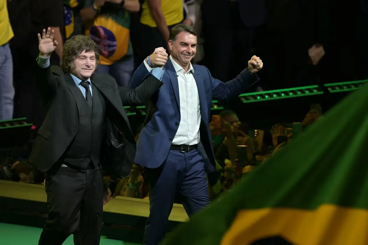 El presidente Javier Milei participó del lanzamiento oficial de Flávio Bolsonaro como candidato presidencial en Brasil. Desde San Pablo, Milei dijo que Brasil todavía “no vivió las consecuencias más nefastas y profundas” de los gobiernos del Partido de los Trabajadores (PT) pero puede vivirlas si no da una vuelta de timón. Créditos: TV Pública Argentina.