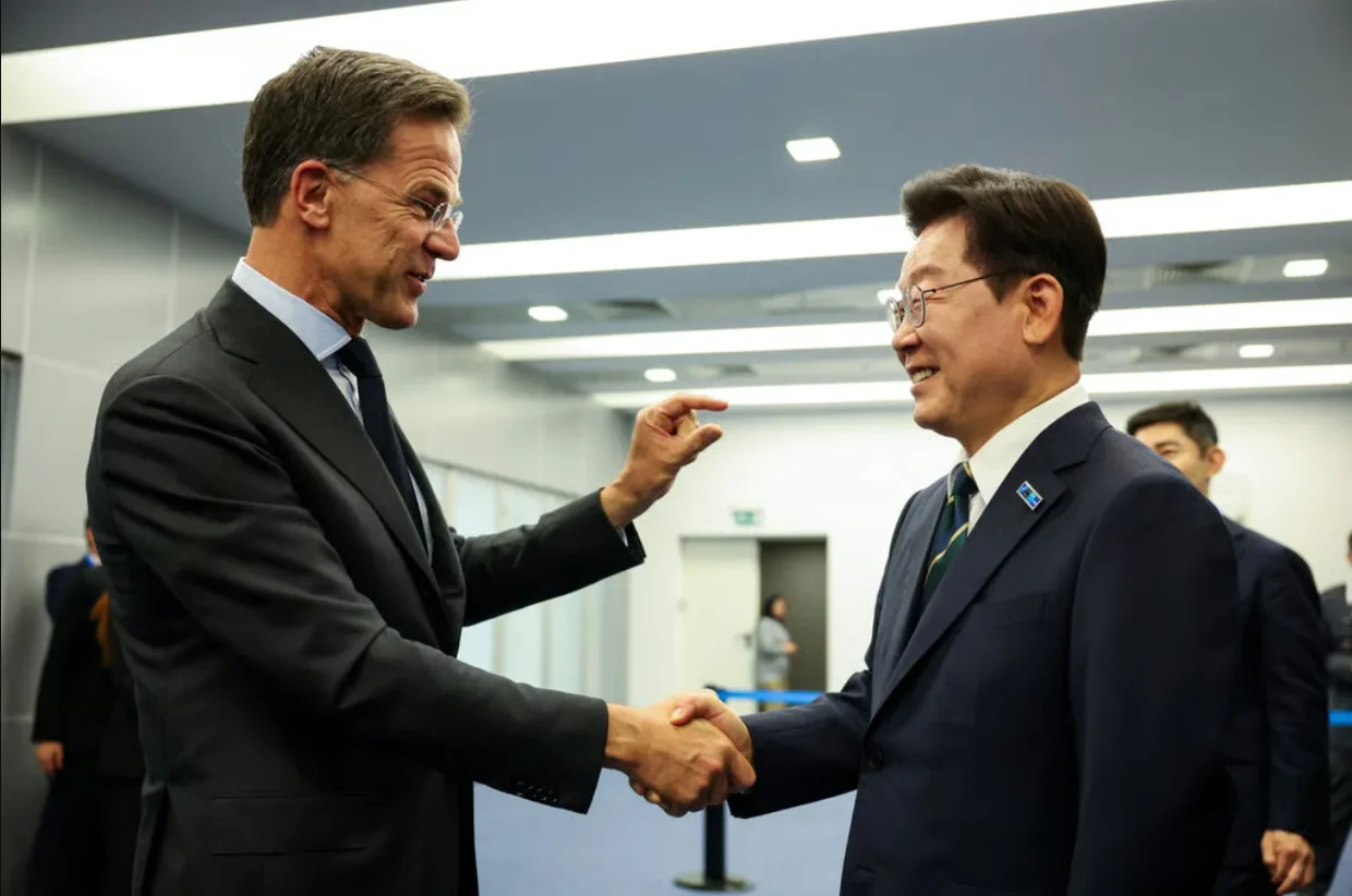 El secretario general de la OTAN, Mark Rutte, y el presidente surcoreano Lee Jae Myung se reunieron el martes en Ankara, al margen de la cumbre de la OTAN. Foto: Reuters