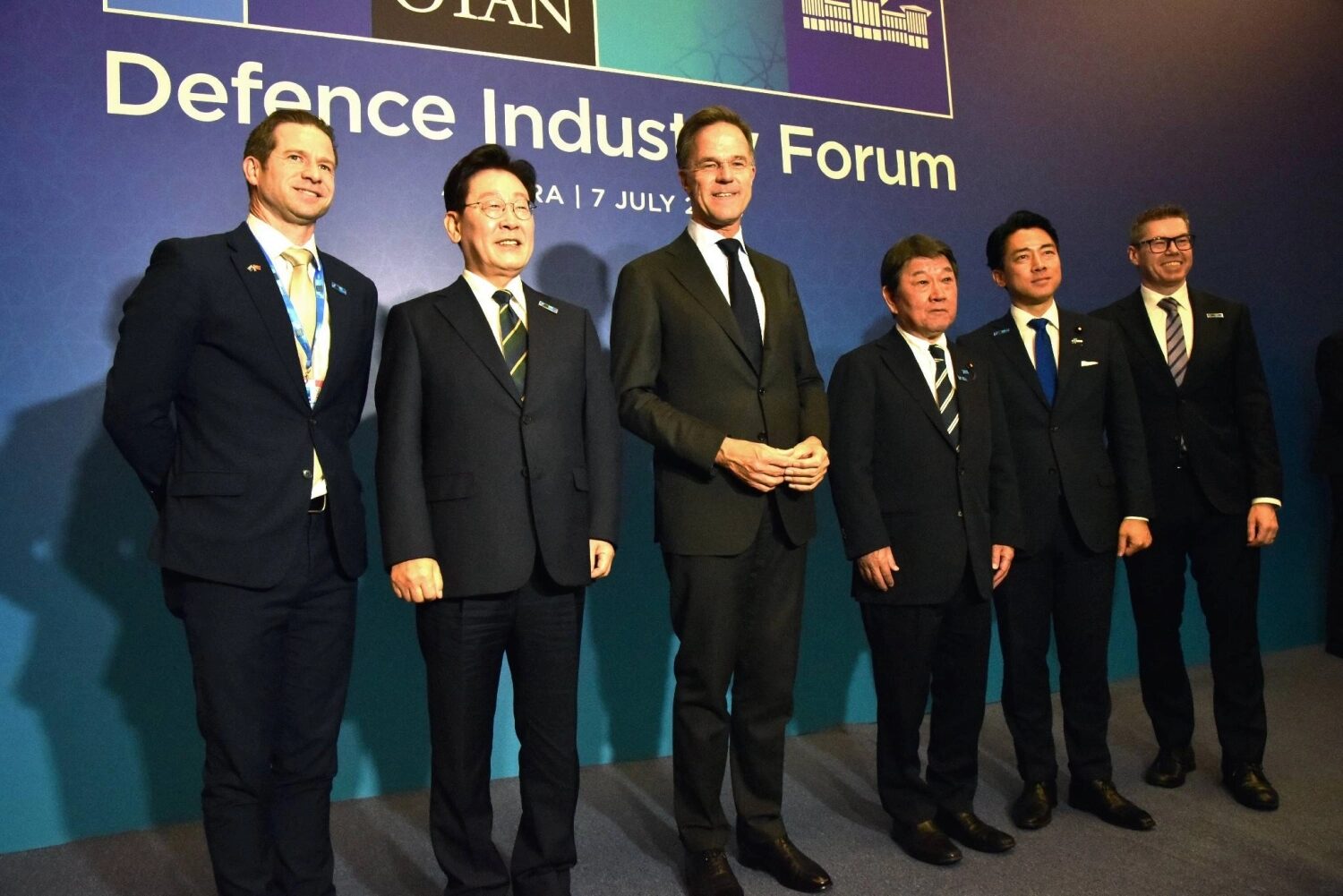 El ministro de Defensa de Japón, Shinjiro Koizumi (segundo por la derecha), y el ministro de Asuntos Exteriores japonés, Toshimitsu Motegi (tercero por la derecha), se reunieron con otros funcionarios de los Cuatro Países del Indo-Pacífico y el secretario general de la OTAN, Mark Rutte, en Ankara el martes. | JIJI