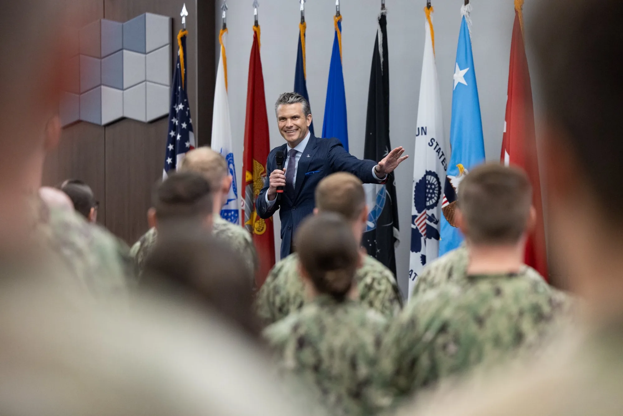 El Secretario de Guerra Pete Hegseth en una reunión en sala con sellos de Cyber Command y NSA. Créditos: Secretario de Guerra Pete Hegseth.