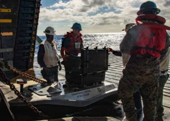 Pruebas logísticas y de fabricación aditiva en el USS Essex (LHD-2) durante RIMPAC 26, mostrando la integración de sistemas no tripulados. Créditos: U.S. Naval Institute.