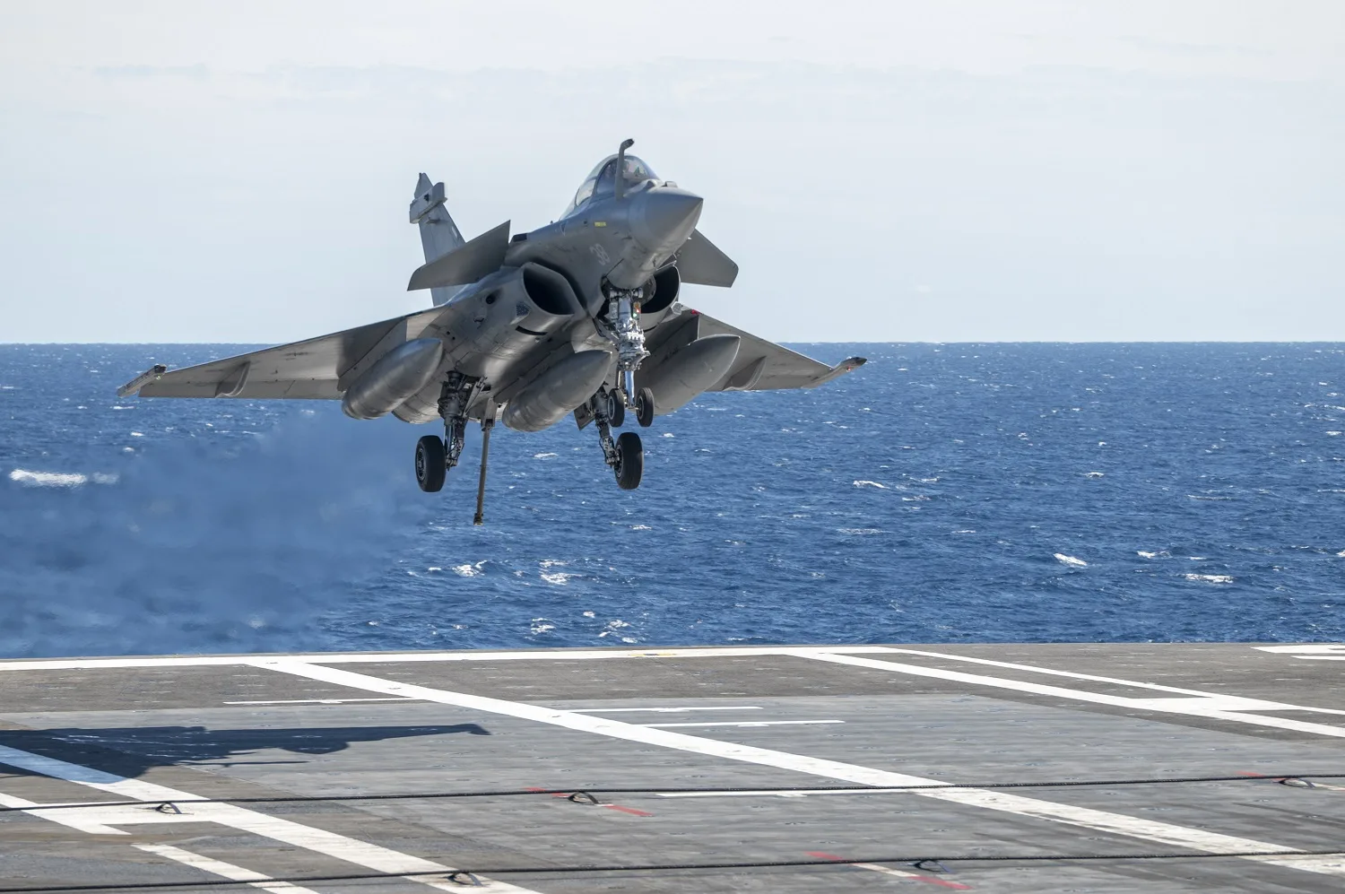 Caza Rafale sobre la cubierta de un portaaviones. Créditos: Marine Nationale.