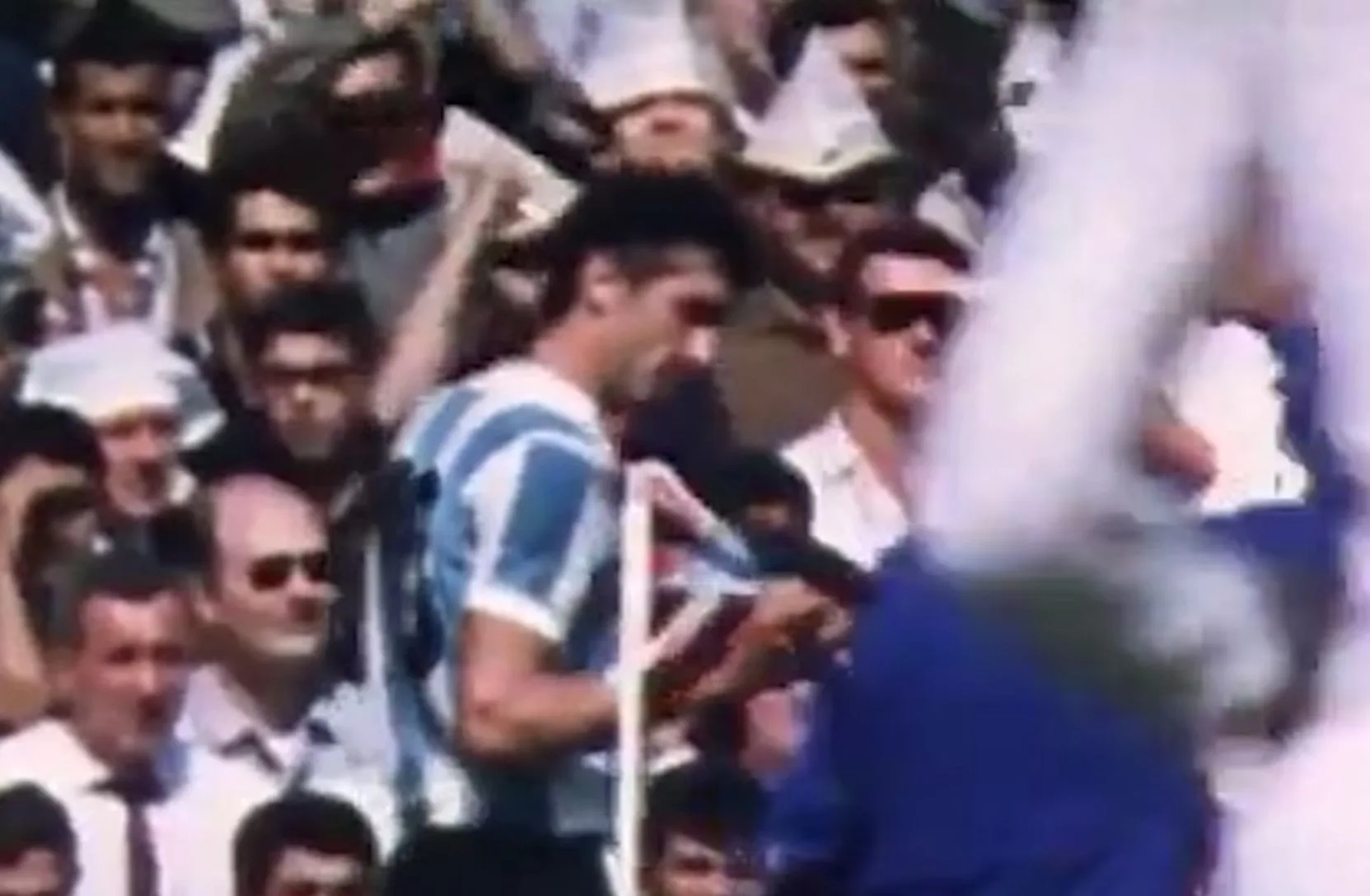 Rattín y su recordado gesto estrujando la bandera de Inglaterra en el Mundial 1966
