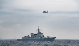El destructor chino de misiles guiados Kaifeng navega hacia la zona marítima designada durante la fase marítima del ejercicio "Joint Sea-2026" entre China y Rusia, el 10 de julio de 2026. (Xinhua/Li Jie)