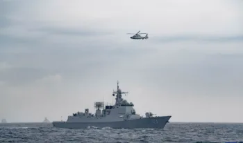El destructor chino de misiles guiados Kaifeng navega hacia la zona marítima designada durante la fase marítima del ejercicio "Joint Sea-2026" entre China y Rusia, el 10 de julio de 2026. (Xinhua/Li Jie)
