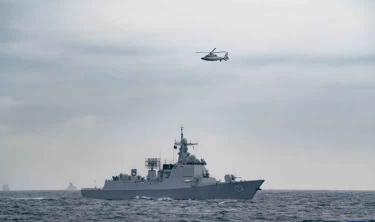 El destructor chino de misiles guiados Kaifeng navega hacia la zona marítima designada durante la fase marítima del ejercicio "Joint Sea-2026" entre China y Rusia, el 10 de julio de 2026. (Xinhua/Li Jie)