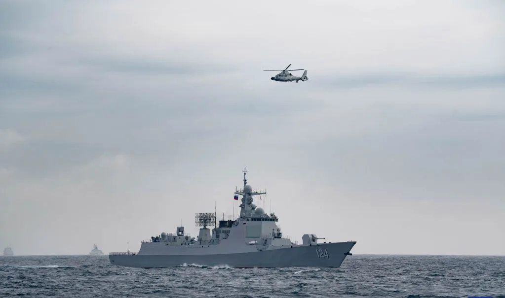 El destructor chino de misiles guiados Kaifeng navega hacia la zona marítima designada durante la fase marítima del ejercicio "Joint Sea-2026" entre China y Rusia, el 10 de julio de 2026. (Xinhua/Li Jie)