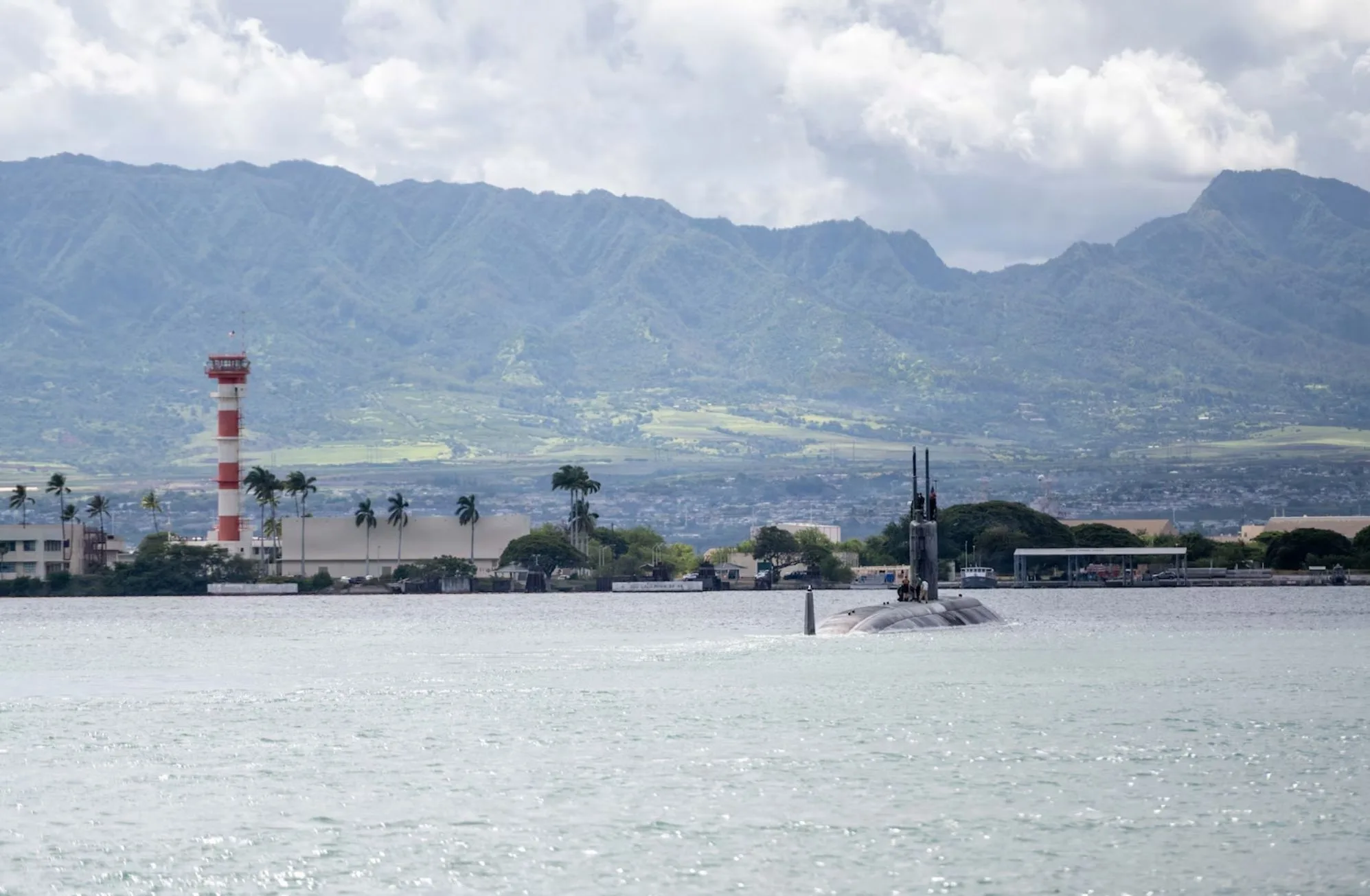 El submarino de ataque rápido de la clase Los Ángeles, USS Columbia (SSN 771), se pone en marcha en preparación para el Ejercicio Rim of the Pacific 2026 en la Base Conjunta Pearl Harbor-Hickam, Hawái (Foto de la Armada de los EE. UU. por el Jefe Especialista en Comunicación Masiva Omar A. Domínguez)