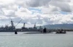 El submarino de ataque rápido de la clase Los Ángeles, USS Columbia (SSN 771), se pone en marcha en preparación para el Ejercicio Rim of the Pacific 2026 en la Base Conjunta Pearl Harbor-Hickam, Hawái, el 22 de junio de 2026. (Foto de la Marina de los EE. UU. por el Jefe Especialista en Comunicación de Masas Omar Dominquez)